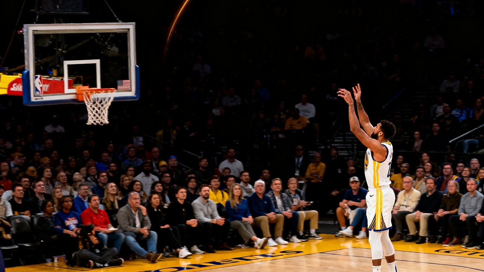 NBA球员在三分线外起跳投篮，篮球在空中划出完美弧线，背景计时器显示仅剩0.3秒，全场观众屏息凝神注视篮球轨迹